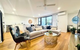 Stylish 4Br Retreat With Water Views